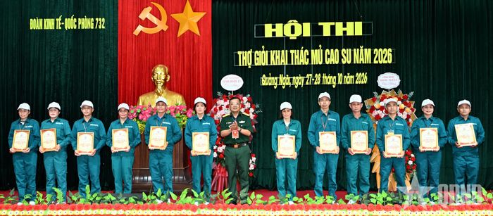 Lãnh đạo Đoàn Kinh tế - Quốc phòng 732 vinh danh, khen thưởng công nhân hoàn thành tốt nhiệm vụ trong hai năm 2025-2026. 