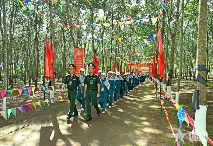 Các tuyển thủ đi vào trường thi. 
