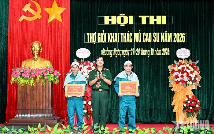 Đại tá Phan Văn Phú, Bí thư Đảng ủy, Phó đoàn trưởng Đoàn Kinh tế - Quốc phòng 732 trao giải Nhì cho hai cá nhân. 