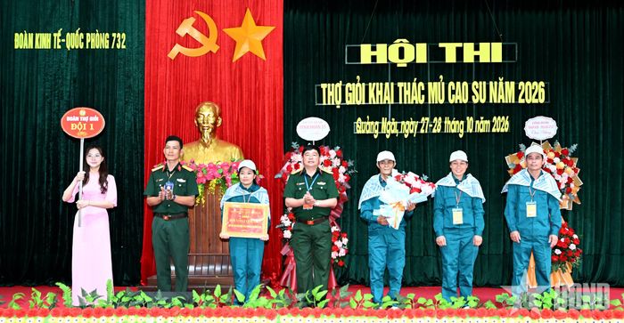 Thượng tá Nguyễn Xuân Chung, Đoàn trưởng Đoàn Kinh tế - Quốc phòng 732 trao giải Nhất cho Đội 1.