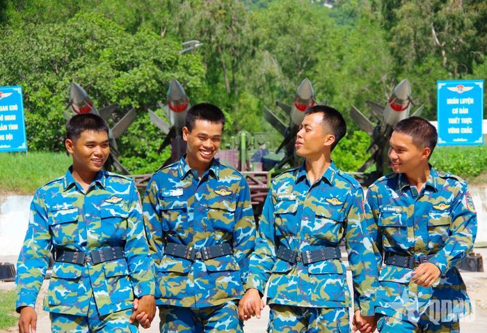 Niềm vui của chiến sĩ sau giờ huấn luyện.