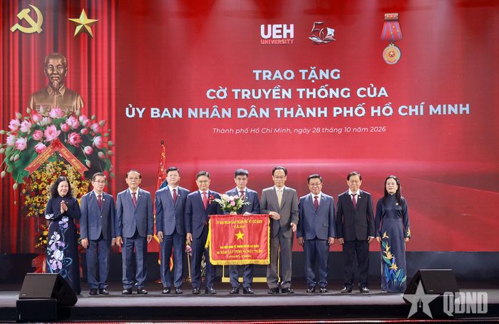 Đại học Kinh tế TP Hồ Chí Minh đón nhận Cờ truyền thống của UBND TP Hồ Chí Minh.