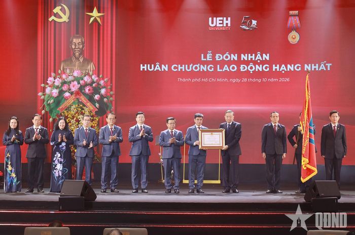 Tổng Bí thư, Chủ tịch nước Tô Lâm trao Huân chương Lao động hạng Nhất tặng Đại học Kinh tế TP Hồ Chí Minh.