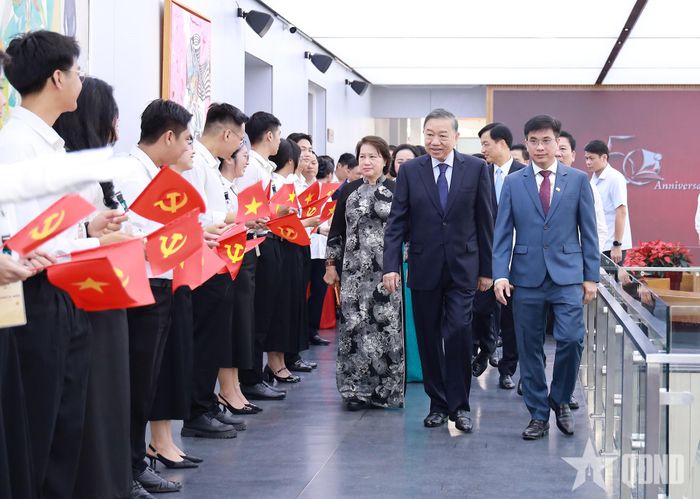 Tổng Bí thư, Chủ tịch nước Tô Lâm cùng các đại biểu tham quan cơ sở vật chất Đại học Kinh tế TP Hồ Chí Minh.