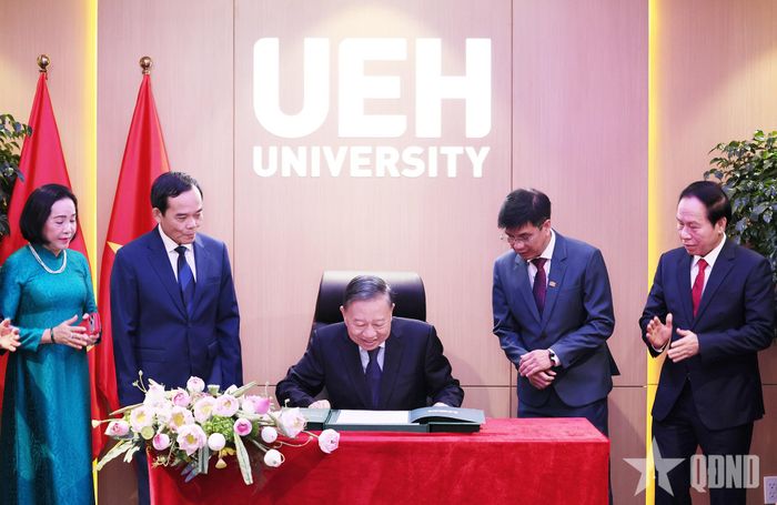 Tổng Bí thư, Chủ tịch nước Tô Lâm ghi sổ lưu niệm của Đại học Kinh tế Thành phố Hồ Chí Minh.