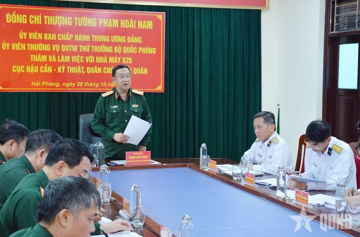 Thượng tướng Phạm Hoài Nam phát biểu kết luận tại buổi làm vệc với Nhà máy X28.