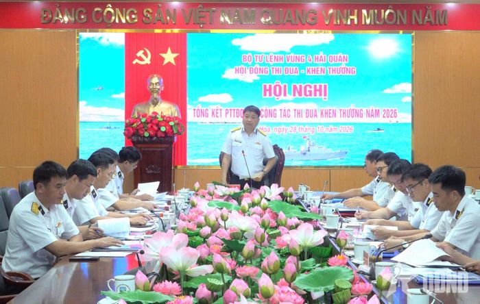 Đại tá Bùi Xuân Bình, Bí thư Đảng ủy, Chính ủy Vùng 4 Hải quân phát biểu tại hội nghị.