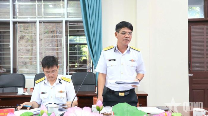 Đại tá Bùi Văn Bền, Chủ nhiệm Chính trị Vùng Hải quân phát biểu tại hội nghị.
