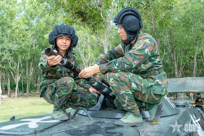  Thành viên kíp xe BRĐM-2, Đại đội Trinh sát, Lữ đoàn Tăng - Thiết giáp 416 (Quân khu 9) kiểm tra vũ khí trước khi thực hành bắn.  