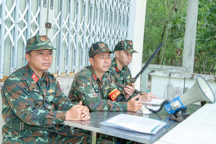  Chỉ huy bắn Lữ đoàn Tăng - Thiết giáp 416 theo dõi, điều hành các nội dung bắn kiểm tra.