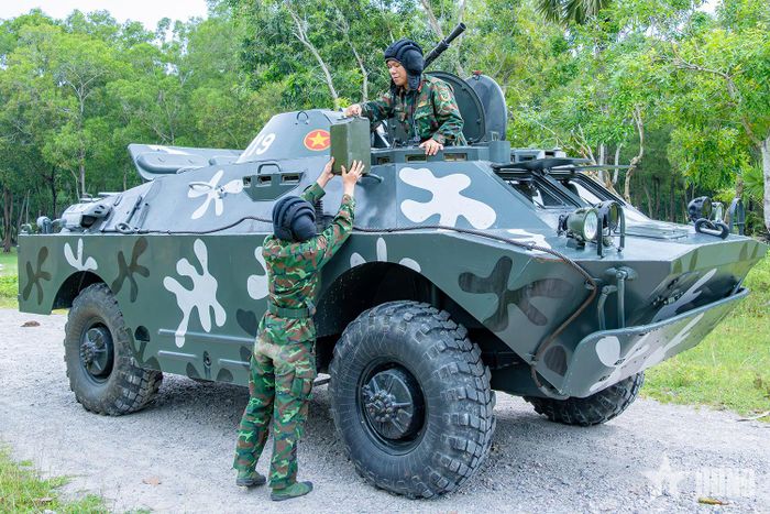 Thành viên kíp xe BRĐM-2, Đại đội Trinh sát, Lữ đoàn Tăng - Thiết giáp 416 xếp đạn vào xe.