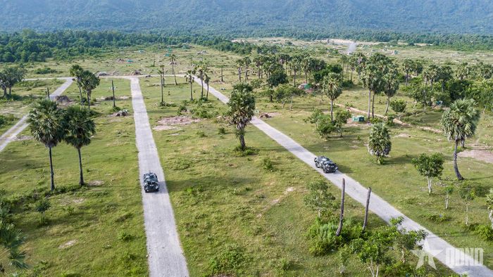 Các kíp xe BRĐM-2 thực hành bắn mục tiêu trong quá trình xe hành tiến có dừng ngắn. 