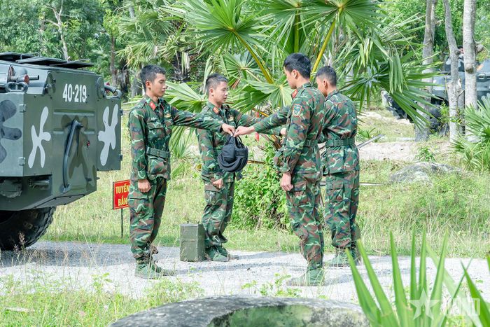 Các thành viên kíp xe đổi tập.