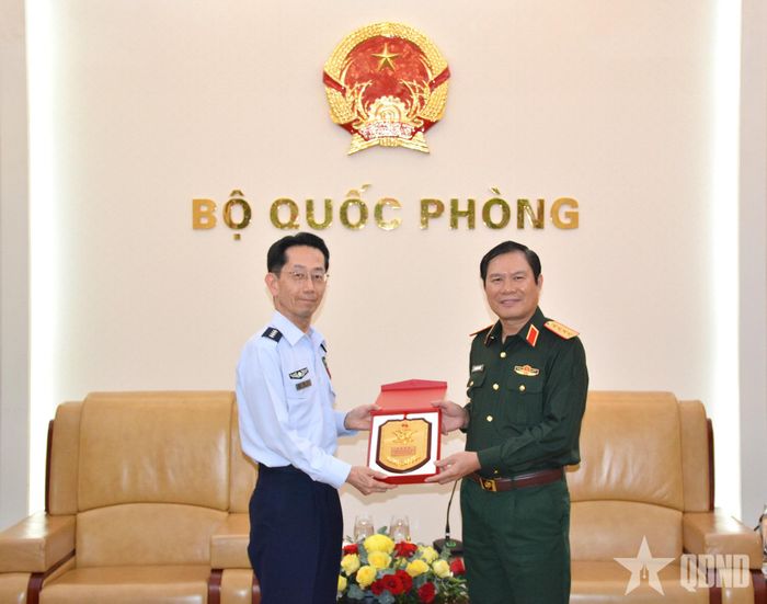 Đại tướng Nguyễn Tân Cương trao quà lưu niệm tặng Đại tướng Morita Takehiro.