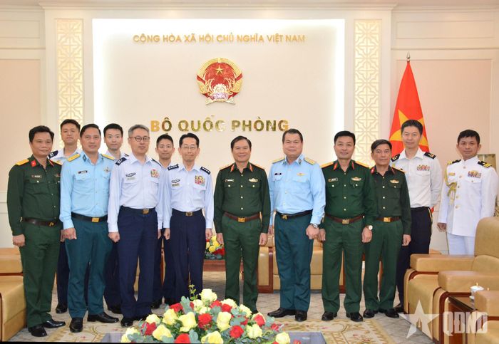 Đại tướng Nguyễn Tân Cương, Đại tướng Morita Takehiro và các đại biểu tại cuộc tiếp.