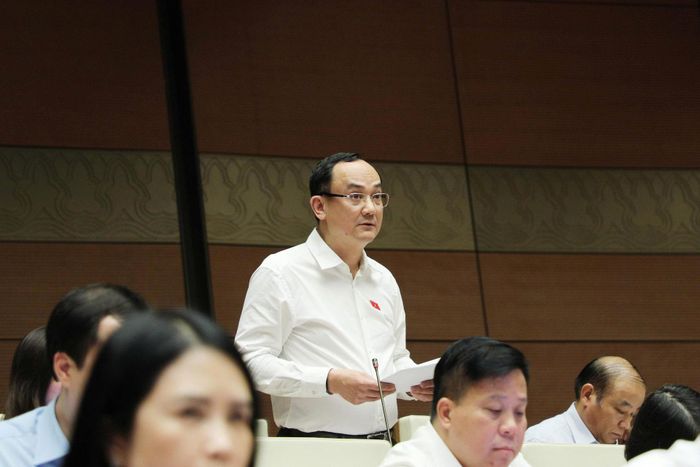 Đại biểu Nguyễn Ngọc Sơn (đoàn Hải Phòng) phát biểu thảo luận về dự án Luật Nhà ở (sửa đổi). 