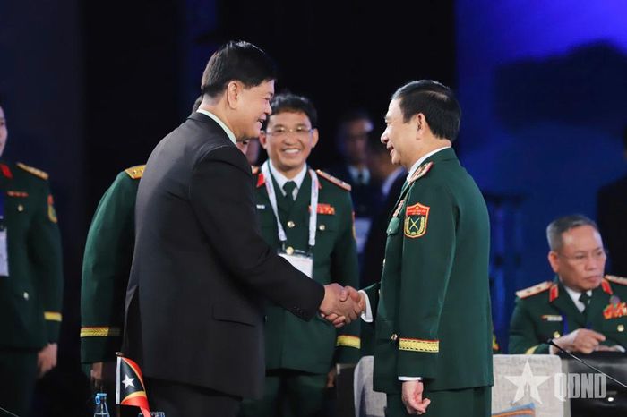 Đại tướng Phan Văn Giang trao đổi với lãnh đạo Bộ Quốc phòng các nước tham dự cuộc gặp.