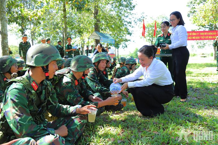 Tiếp sức thao trường cho bộ đội hăng say luyện tập. 