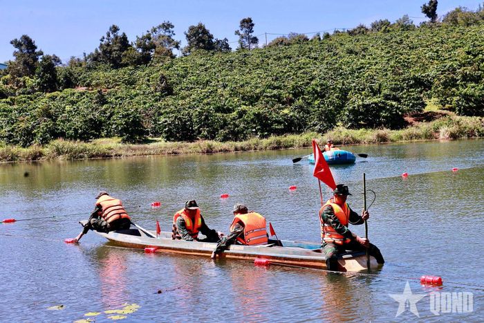  Cán bộ, nhân viên Trung tâm thực hành nội dung chuẩn bị thao trường và triển khai rà phá bom mìn, vật nổ trên cạn, dưới nước. 