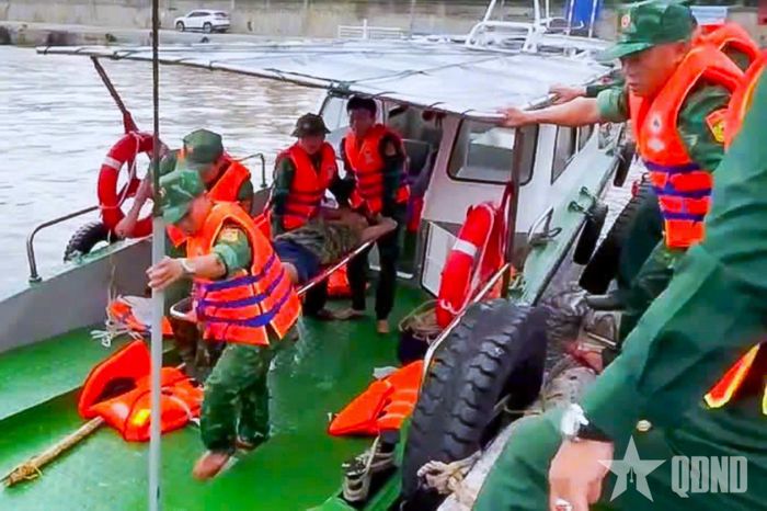 Bộ đội Biên phòng thành phố Hải Phòng kịp thời cứu thuyền viên tàu cá bị nạn.