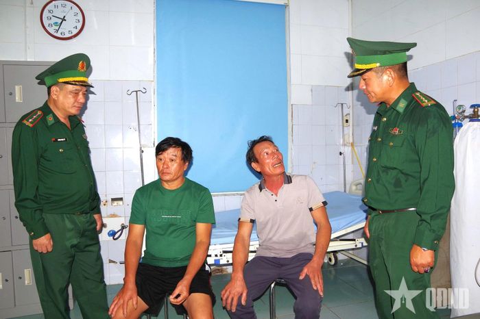 Bộ đội Biên phòng thành phố Hải Phòng động viên, thăm hỏi các thuyền viên bị nạn.