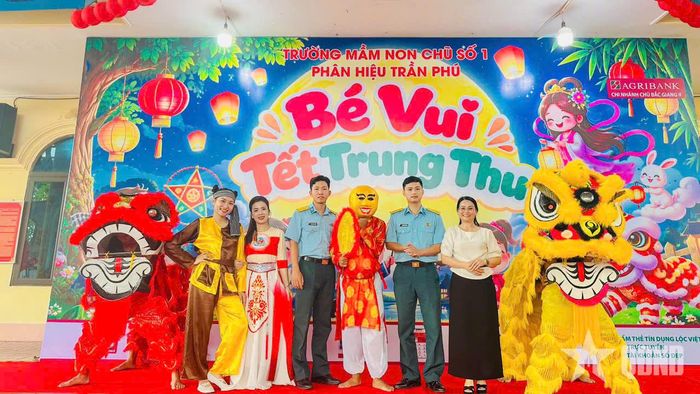  Thường xuyên làm tốt công tác dân vận, phối hợp kết nghĩa trên địa bàn khu vực đóng quân.