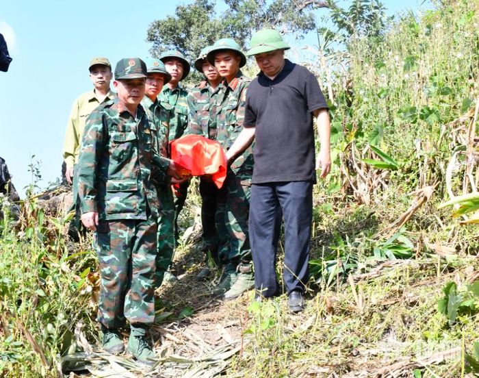   Lực lượng chức năng di chuyển hài cốt liệt sĩ về Bệnh xá 40, Bộ CHQS tỉnh Lai Châu. 
