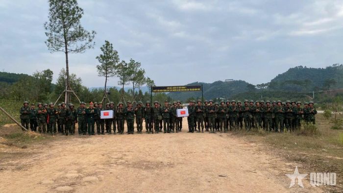  Đại tá Bùi Đức Lâm, Phó chỉ huy trưởng, Tham mưu trưởng Bộ CHQS TP Quảng Ninh tặng quà cán bộ, chiến sĩ Trung đoàn Bộ binh 244. 