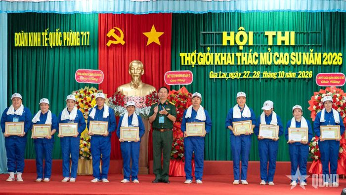 Thượng tá Nguyễn Đình Kỷ, Phó đoàn trưởng Đoàn Kinh tế - Quốc phòng 717 trao thưởng tặng các cá nhân có thành tích xuất sắc trong thực hiện nhiệm vụ giai đoạn 2025-2026.