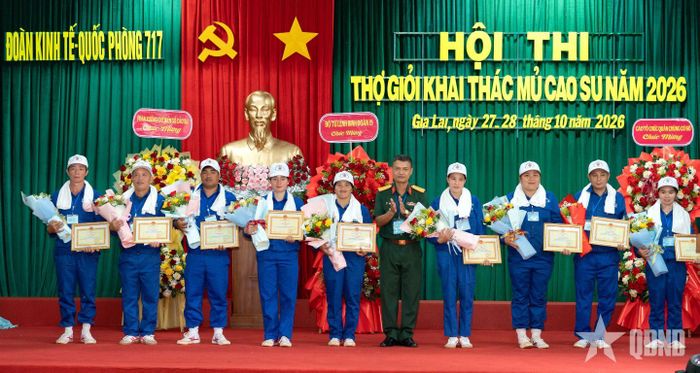 Trung tá Lê Đức Cường, Phó đoàn trưởng Đoàn Kinh tế - Quốc phòng 717 trao thưởng tặng các tuyển thủ đoạt giải Nhì, giải Ba và giải Khuyến khích tại hội thi.
