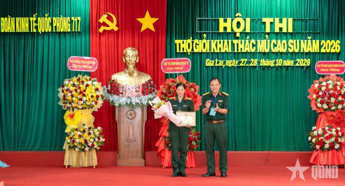 Thượng tá Nguyễn Cảnh Quang, Đoàn trưởng Đoàn Kinh tế - Quốc phòng 717 trao giải Nhất tập thể tặng Đội 10.