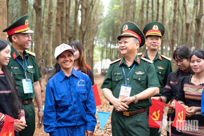 Thiếu tướng Hoàng Văn Sỹ, Tư lệnh Binh đoàn 15 thăm hỏi, động viên các tuyển thủ tại trường thi.