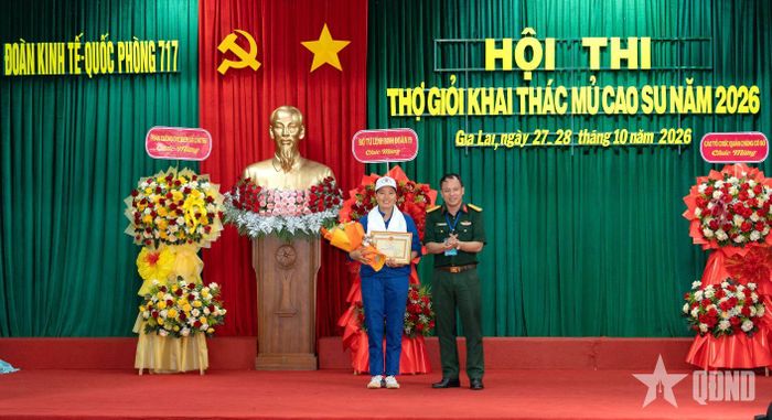 Thượng tá Nguyễn Cảnh Quang, Đoàn trưởng Đoàn Kinh tế - Quốc phòng 717 trao giải Nhất cá nhân tặng tuyển thủ Phạm Thị Nội (Đội 10).