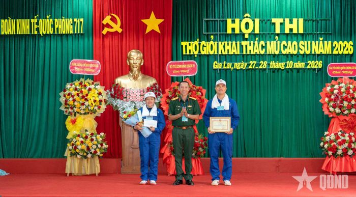 Đại tá Lê Đức Toàn, Bí thư Đảng ủy, Phó đoàn trưởng Đoàn Kinh tế - Quốc phòng 717 trao thưởng tặng các cặp vợ chồng cùng tham gia hội thi.