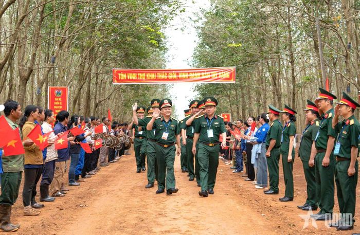 Lãnh đạo Binh đoàn và các đại biểu đến theo dõi, cổ vũ các tuyển thủ tranh tài tại trường thi.