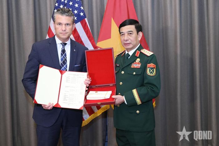 Đại tướng Phan Văn Giang và Bộ trưởng Chiến tranh Hoa Kỳ Pete Hegseth trao đổi thông tin, kỷ vật chiến tranh.