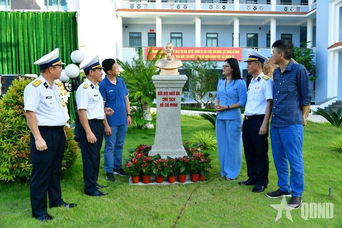 Các đại biểu tham quan công trình tượng chân dung Chủ tịch Hồ Chí Minh tại khuôn viên Lữ đoàn.