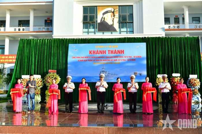 Các đại biểu cắt băng khánh thành công trình.