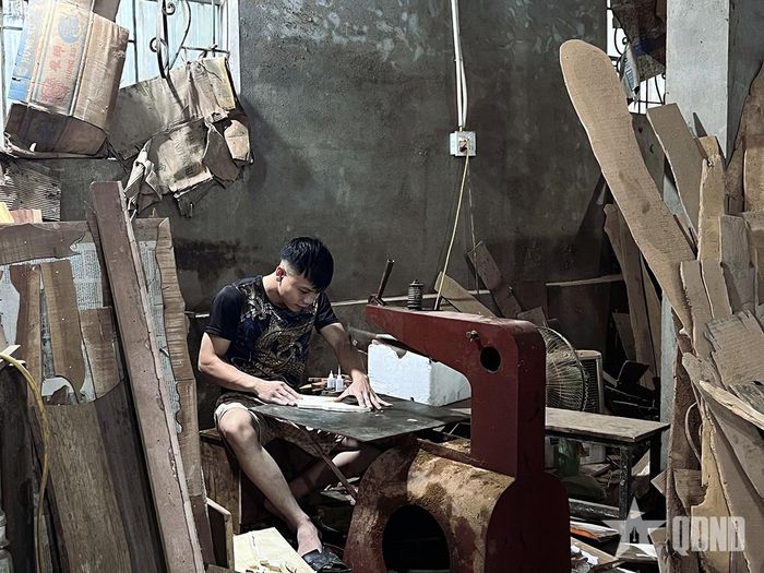  Công đoạn cắt gỗ đòi hỏi người thợ phải dùng sức, giữ chắc tay trước lưỡi cưa.
