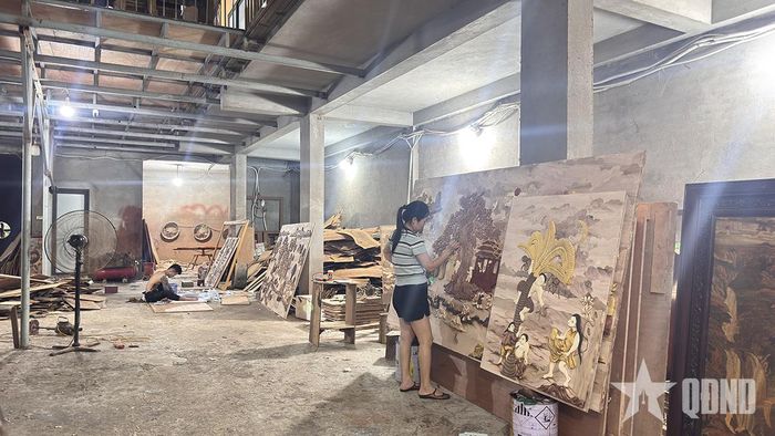  Bên trong xưởng tranh ghép gỗ của gia đình ông Nguyễn Văn Viện.  