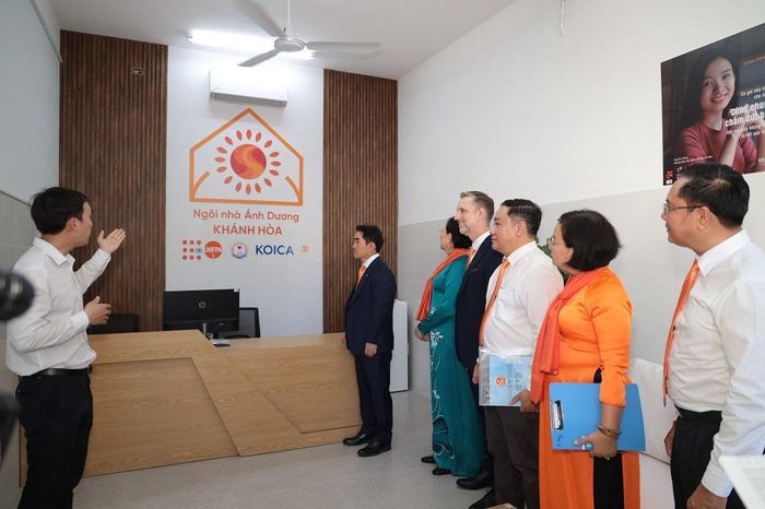Các đại biểu thăm quan Ngôi nhà Ánh Dương đầu tiên tại tỉnh Khánh Hòa. ANH QUÂN