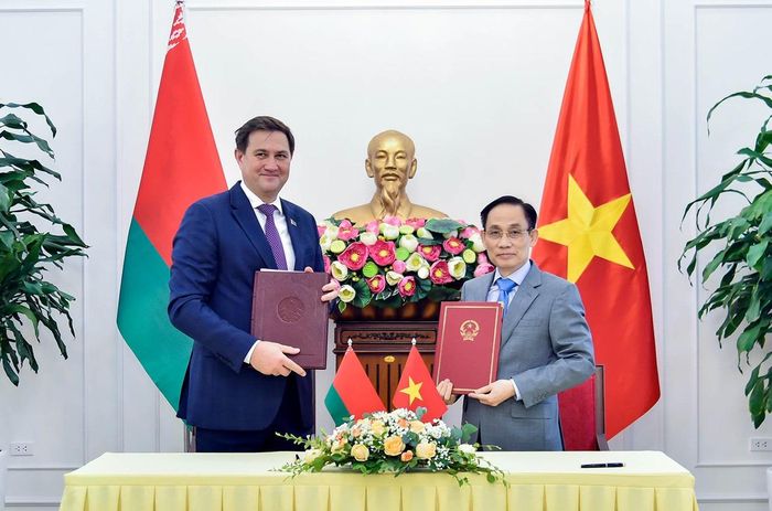   Bộ trưởng Bộ Ngoại giao Lê Hoài Trung và Bộ trưởng Ngoại giao Cộng hòa Belarus Maxim Ryzhenkov ký Kế hoạch hợp tác giữa Bộ Ngoại giao Việt Nam và Bộ Ngoại giao Belarus giai đoạn 2027-2029. Ảnh: QUANG HÒA 