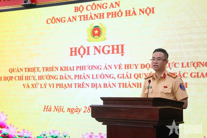Trung tá Đào Việt Long, Phó Trưởng phòng CSGT Công an TP Hà Nội báo cáo tại hội nghị .