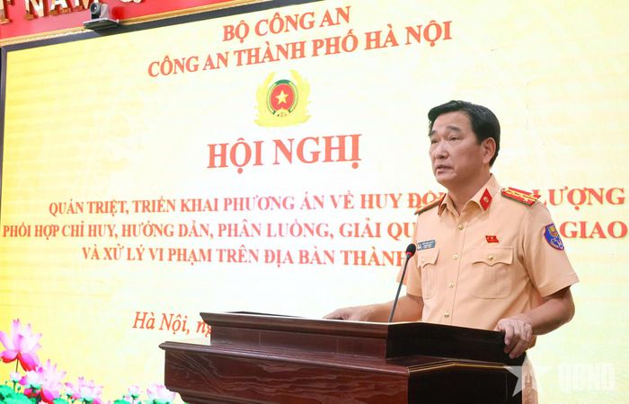  Đại tá Trần Đình Nghĩa, Trưởng phòng CSGT Công an TP Hà Nội chủ trì hội nghị.
