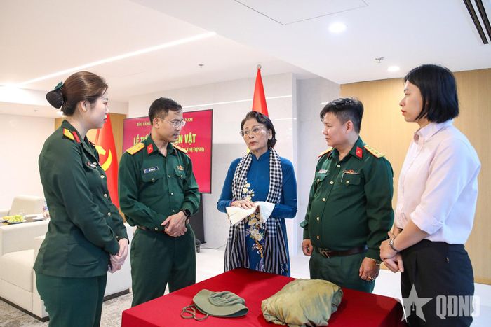 Bảo tàng Lịch sử Quân sự Việt Nam tiếp nhận di vật (Ảnh chụp tại lễ tiếp nhận hiện vật của cựu tù Côn Đảo Phan Thị Bé Tư hồi tháng 3-2026). Ảnh: ĐỨC ANH 