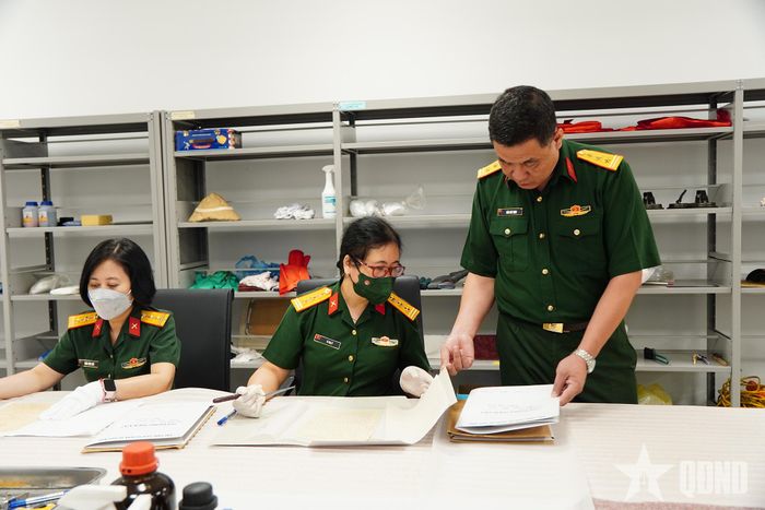 Di vật sau khi được đưa về bảo tàng sẽ tiếp tục được bảo quản, nghiên cứu và bổ sung thông tin. Ảnh: LÊ TRANG 