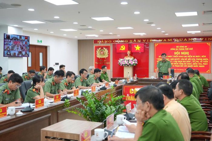 Đại tá Nguyễn Đình Dương- Giám đốc Công an TP Huế chủ trì hội nghị sơ kết 15 ngày triển khai đợt cao điểm.