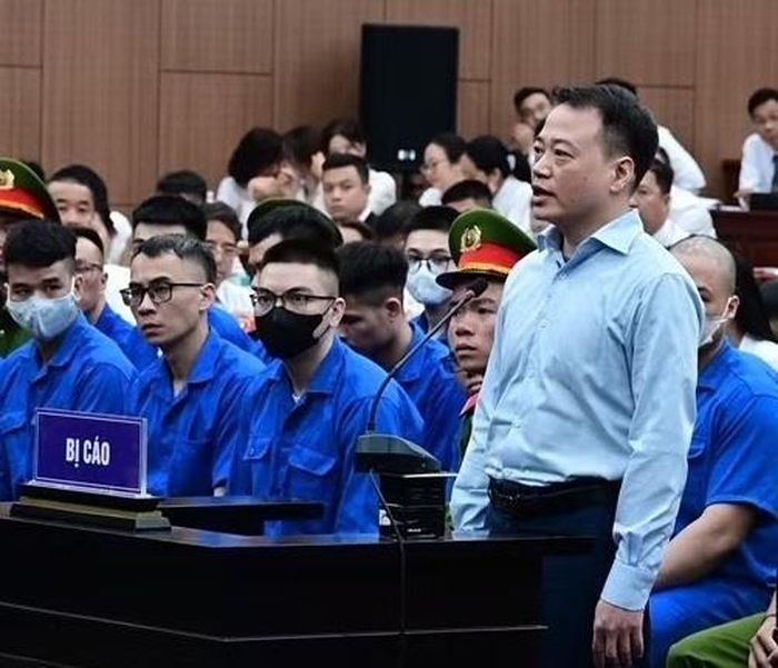 Hai bị cáo Phó Đức Nam và Nguyễn Hòa Bình tại phiên tòa.