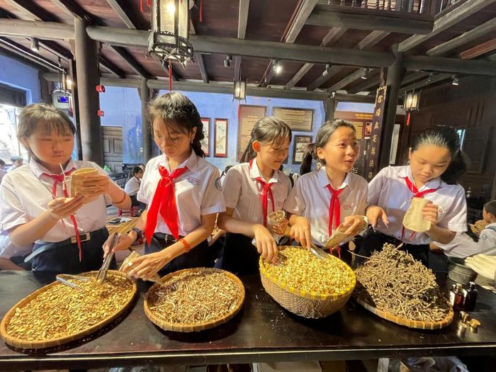 Các em tham gia Lớp học Di sản tại Bảo tàng Nghề Y truyền thống.