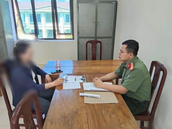 Cán bộ Công an xã Lộc Hà làm việc với bà N.T.L.